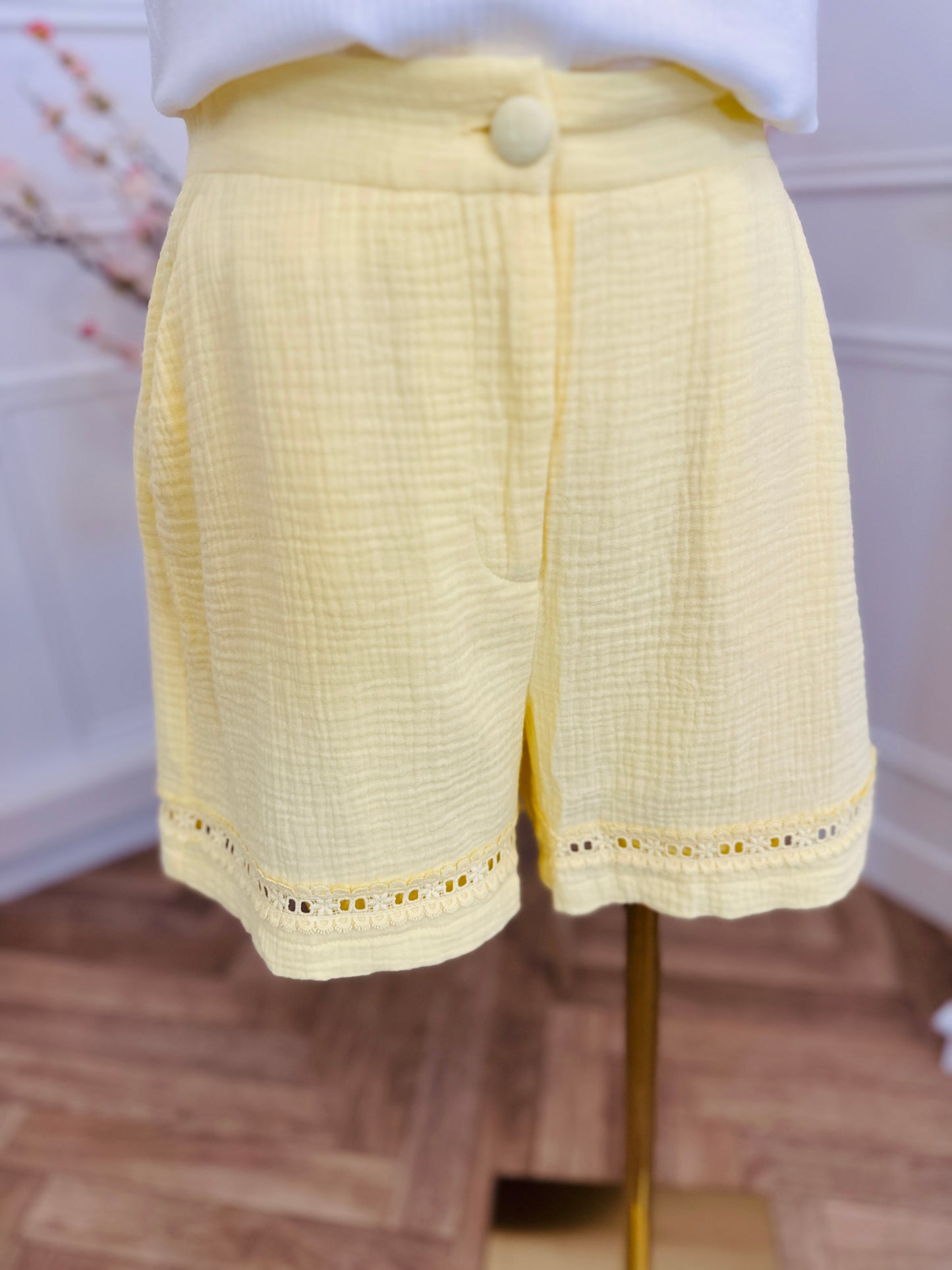 Short Yellow Gaze