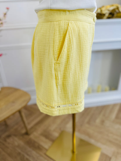 Short Yellow Gaze