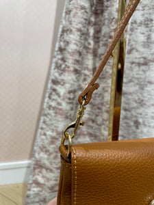 Pochette double C camel