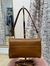 Charger l&#39;image dans la galerie, Pochette double C camel
