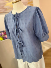 Charger l&#39;image dans la galerie, Blouse Camilla bleue
