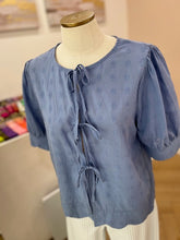 Charger l&#39;image dans la galerie, Blouse Camilla bleue
