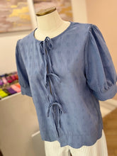 Charger l&#39;image dans la galerie, Blouse Camilla bleue
