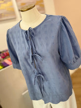 Charger l&#39;image dans la galerie, Blouse Camilla bleue
