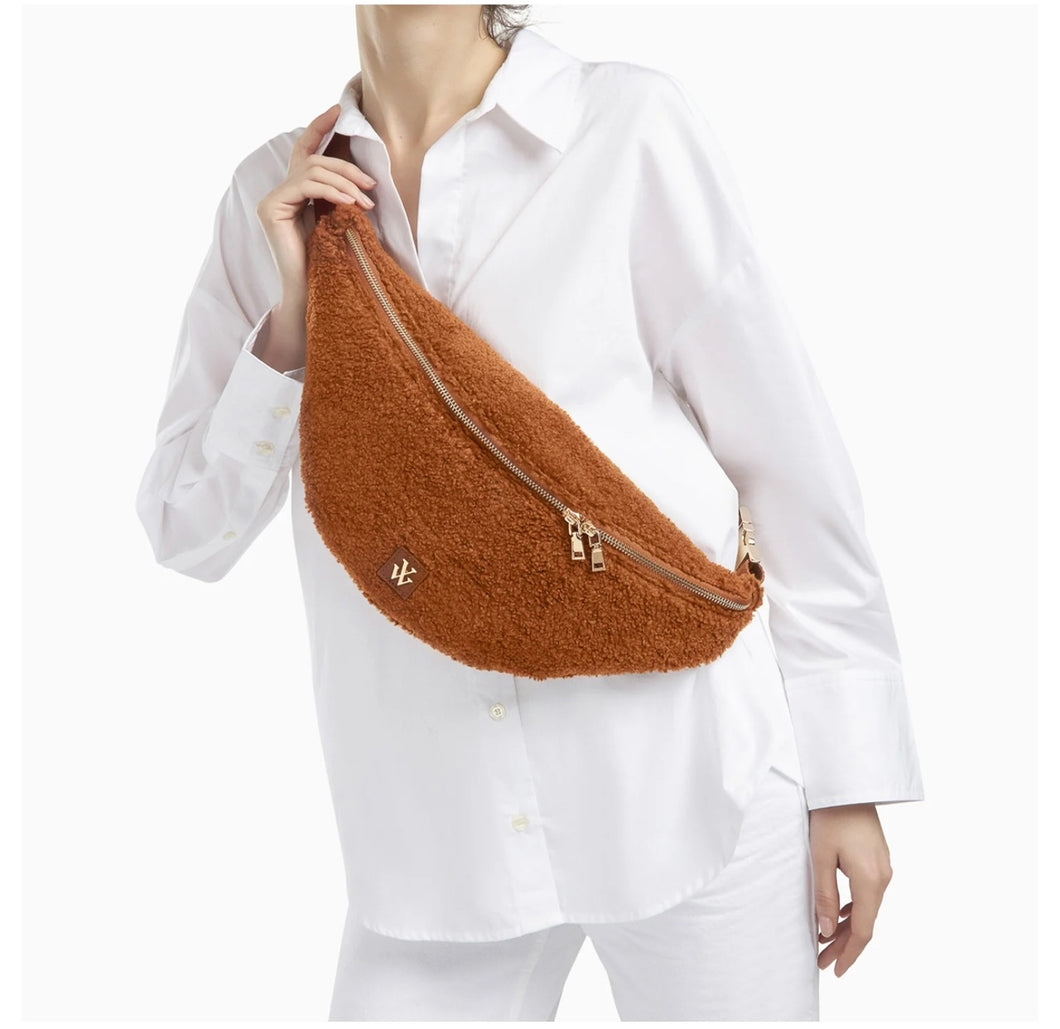 Sac banane oversize Annaelle camel en fausse fourrure