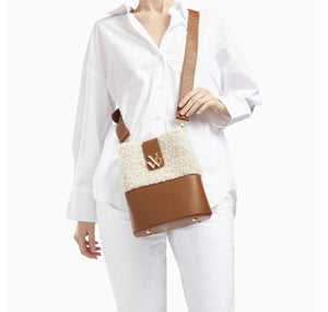 Sac seau Leslie camel en fausse fourrure